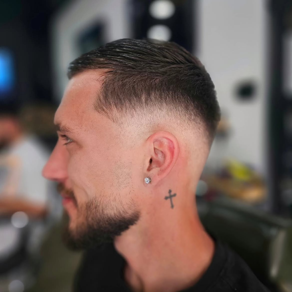 Skin fade com risco definido
